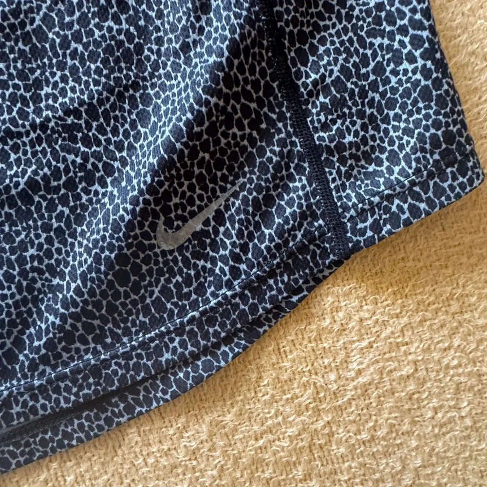 Nike Women's Black and Gray Patterned Tank Top